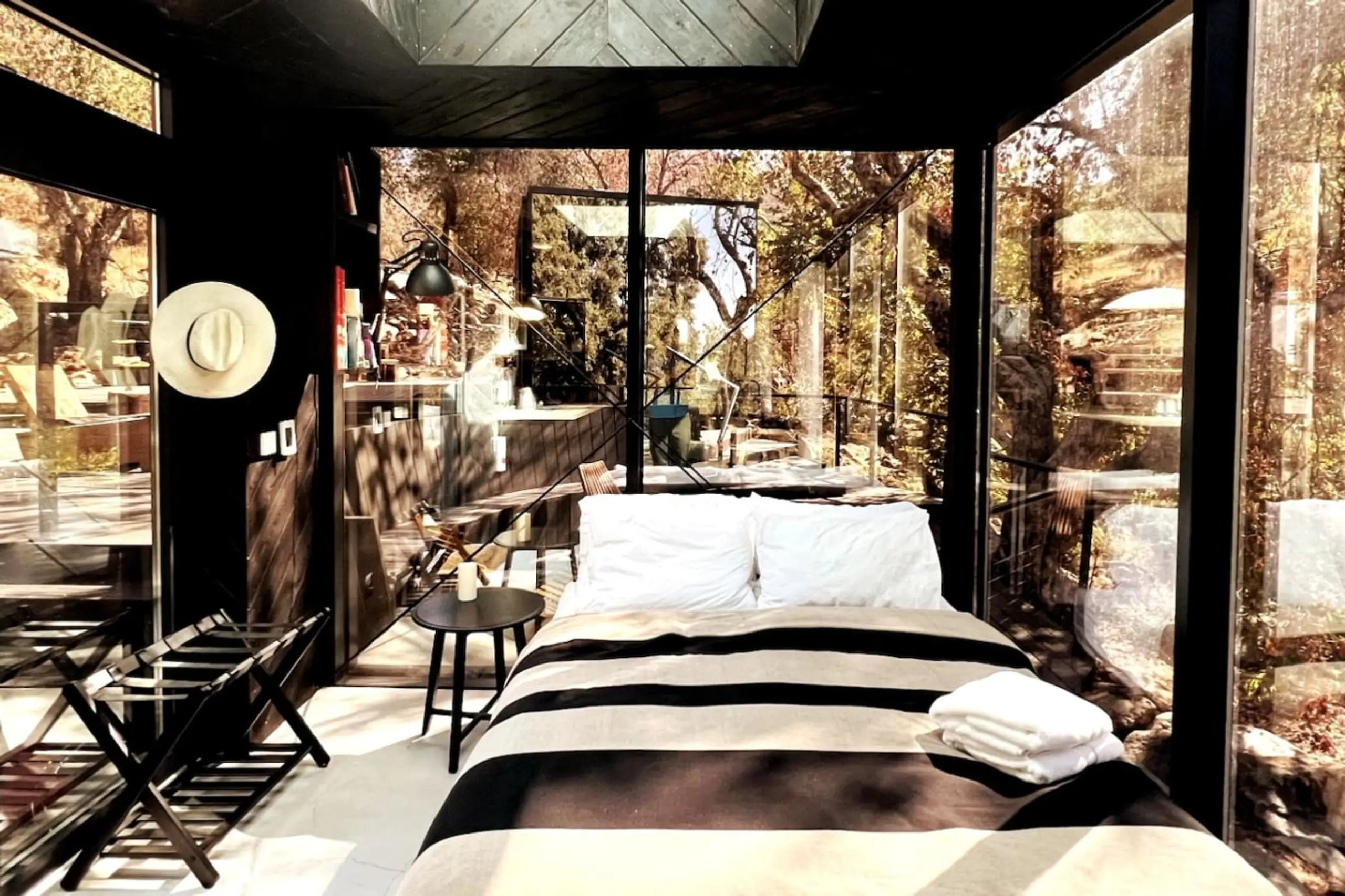 Sequoia Mirror Cabin with Private Hot Tub & Sauna | ÖÖD by