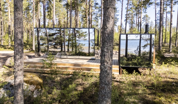 ÖÖD Mirror Houses in Finland Versso