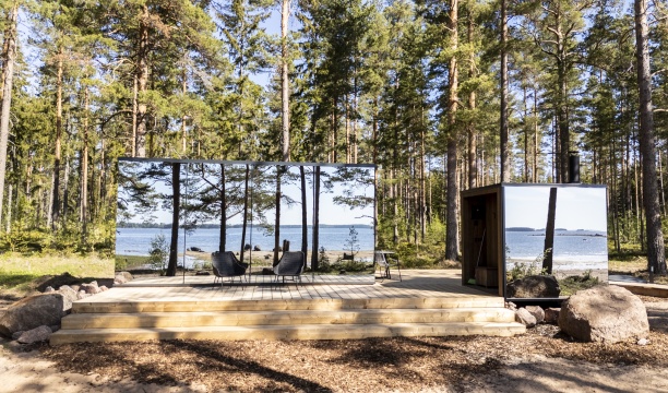 ÖÖD Mirror Houses in Finland Versso