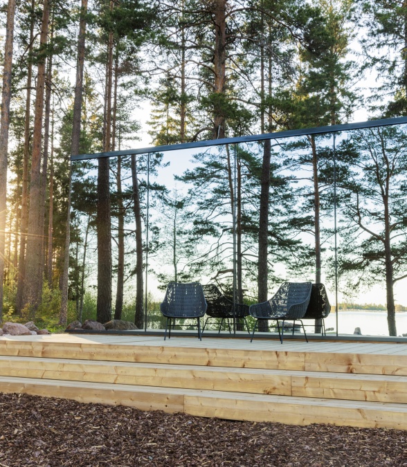 ÖÖD Mirror Houses in Finland Versso