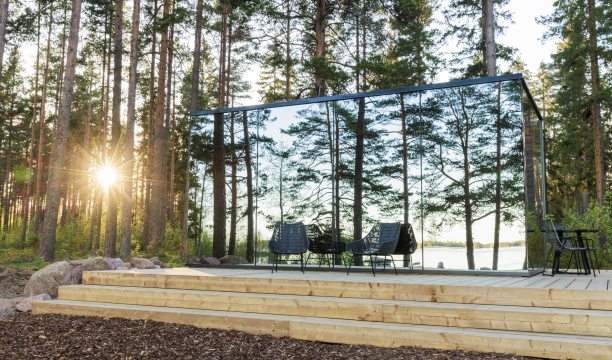 ÖÖD Mirror Houses in Finland Versso