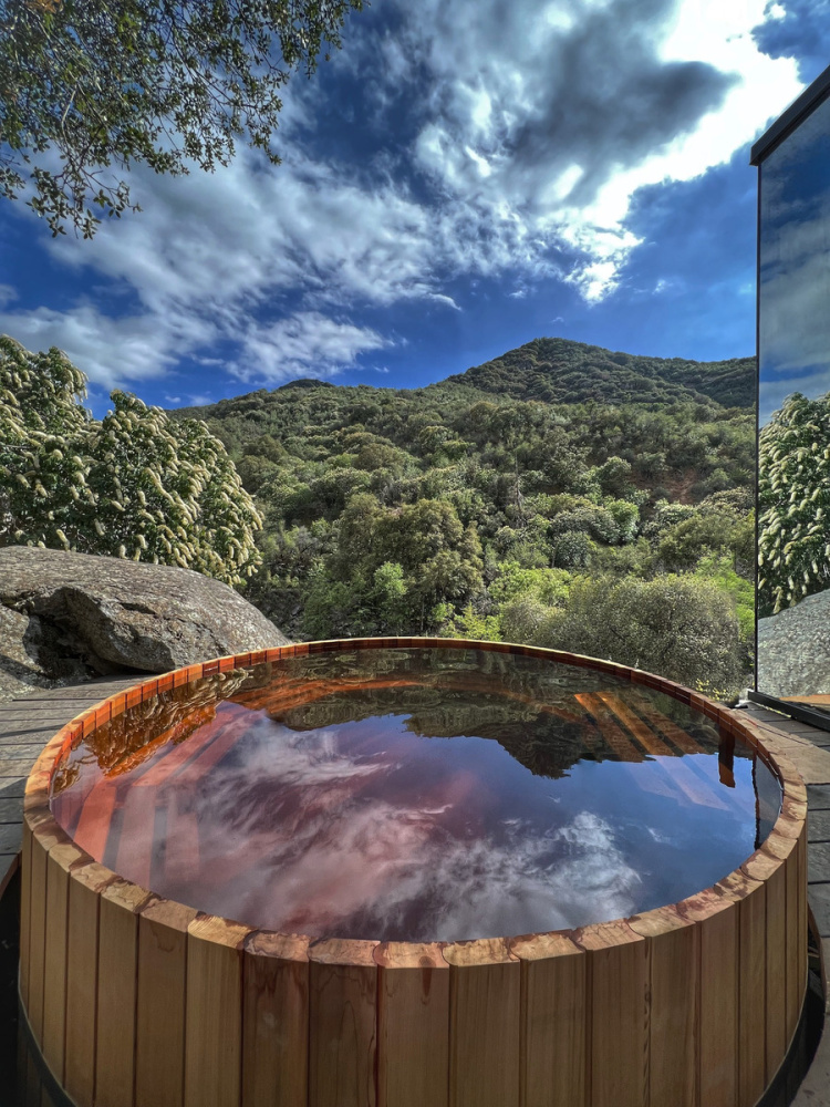 Luxury Mirror House Retreat | Off-Grid Stay Near Sequoia National Park, CA